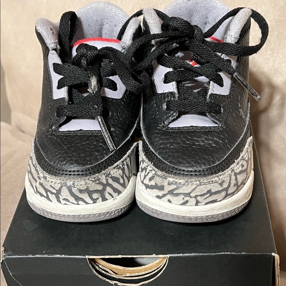 Air Jordan 3 - Picture 2 of 4